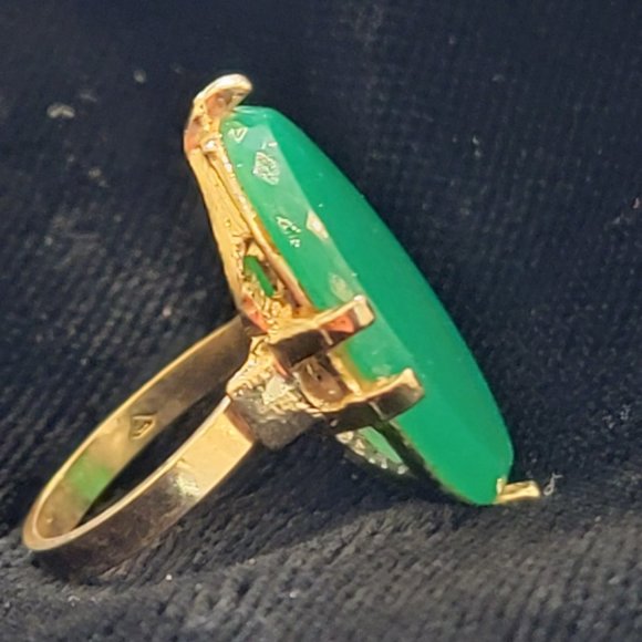 Vintage Green Stone Gold Tone Metal Ring - Picture 2 of 8
